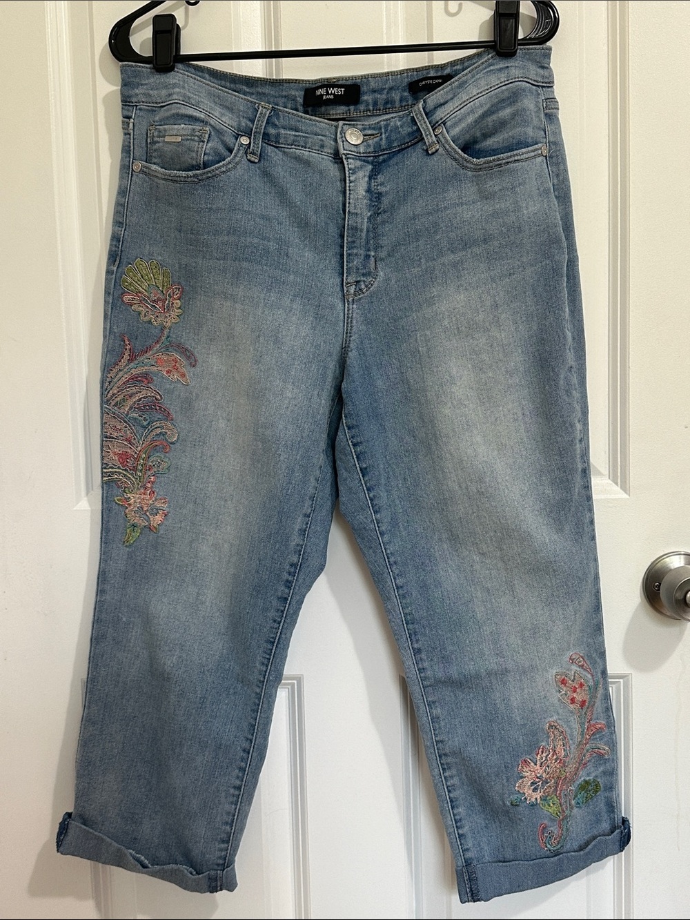 Nine West Light Blue Cropped Jeans with Multicolor Floral Embroidery - Size 10